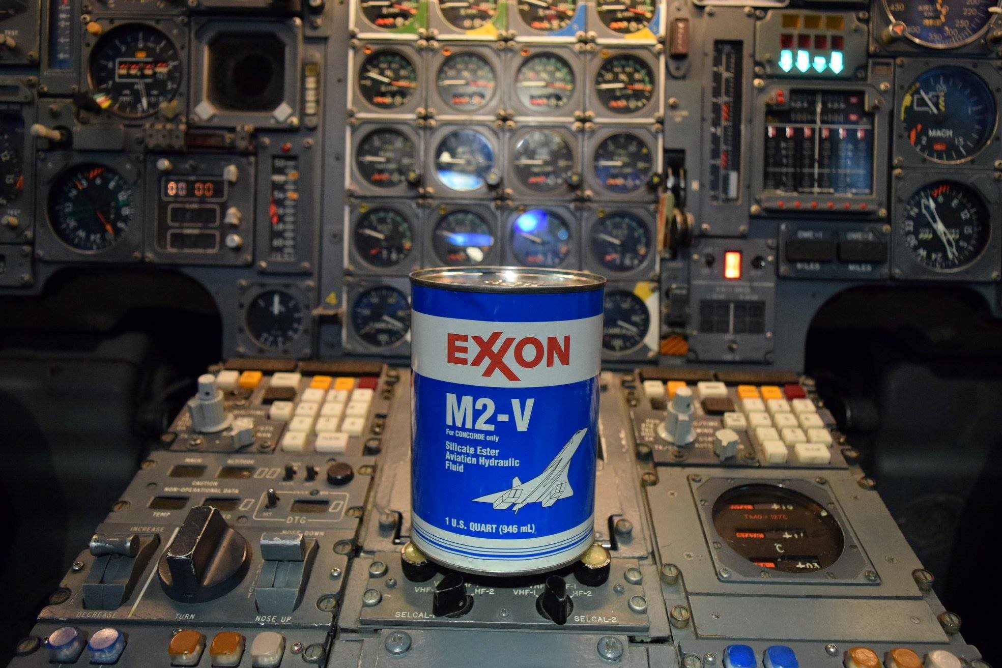 Während der 34-jährigen Dienstzeit der Concorde wurde das Hydrauliköl Exxon M2-V für die Bewegung der Klappnase verwendet.